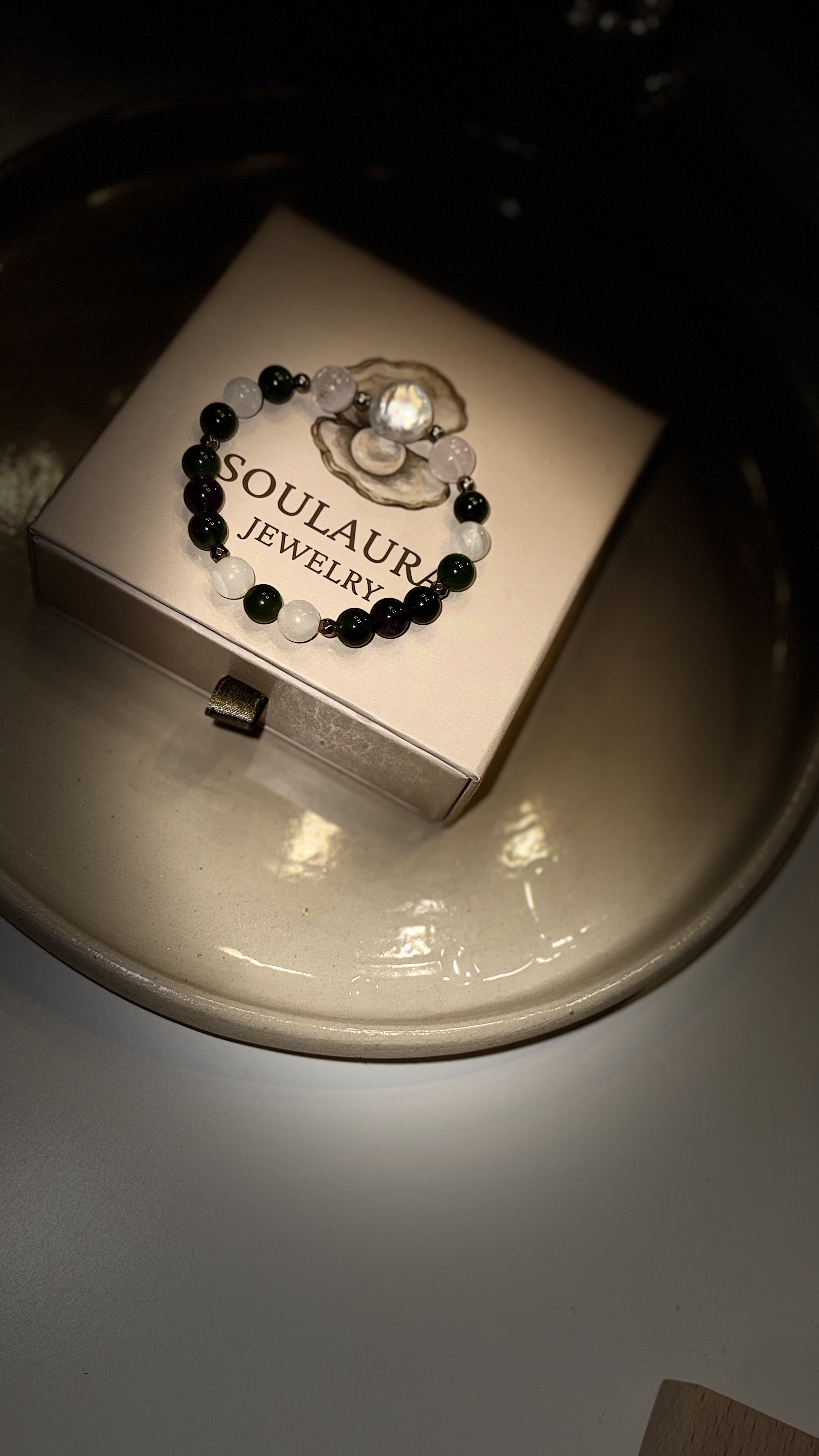 Gaia Light – Kanada Yeşim, Ametist, Ay Taşı, Kristal Kuvars, Hematit & Barok İnci Kadın Bileklik