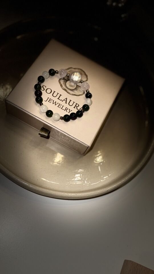 Gaia Light – Kanada Yeşim, Ametist, Ay Taşı, Kristal Kuvars, Hematit & Barok İnci Kadın Bileklik