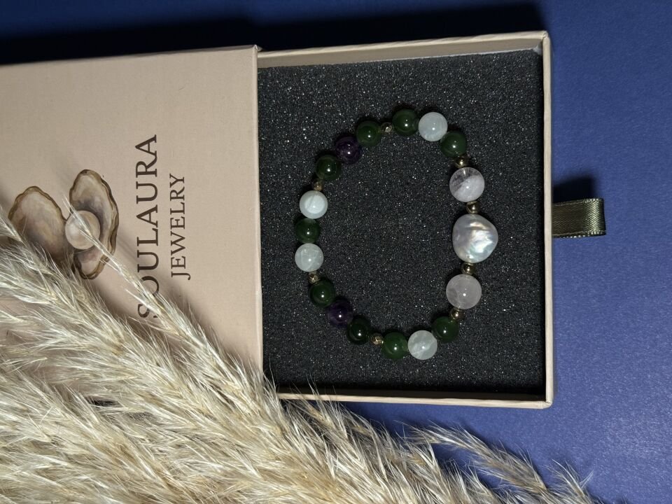 Gaia Light – Kanada Yeşim, Ametist, Ay Taşı, Kristal Kuvars, Hematit & Barok İnci Kadın Bileklik