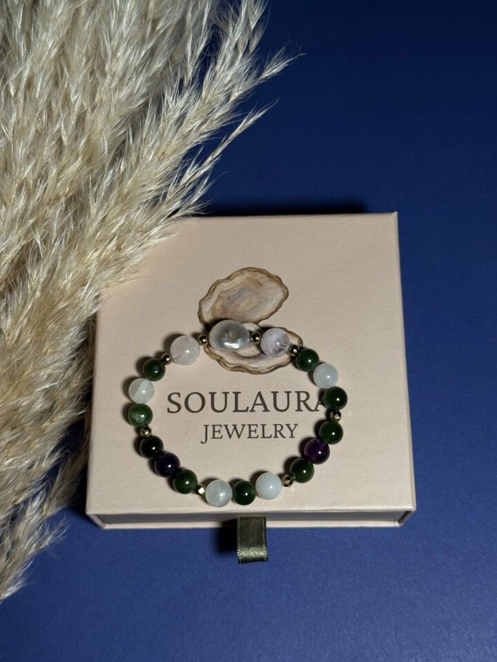 Gaia Light – Kanada Yeşim, Ametist, Ay Taşı, Kristal Kuvars, Hematit & Barok İnci Kadın Bileklik