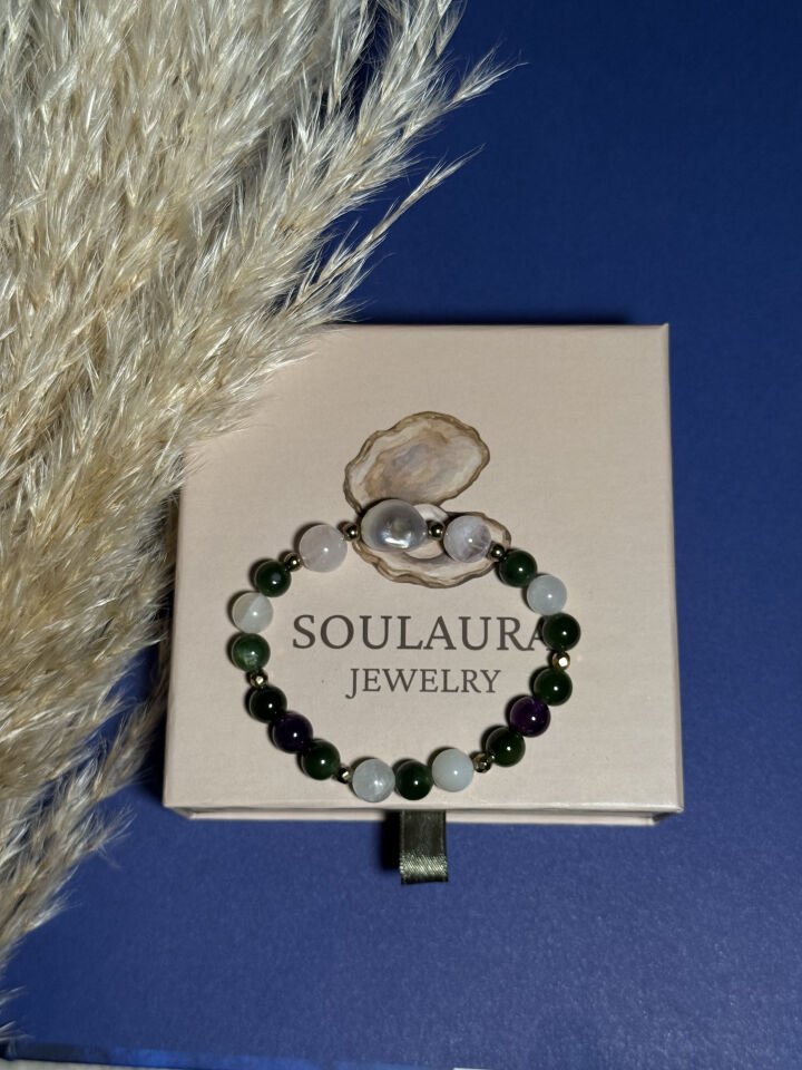 Gaia Light – Kanada Yeşim, Ametist, Ay Taşı, Kristal Kuvars, Hematit & Barok İnci Kadın Bileklik